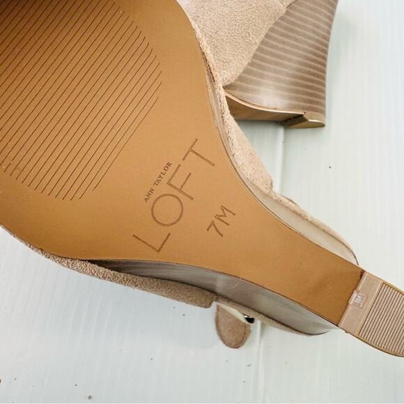 NWOT Ann Taylor Loft suede peep toe wedges tan size 7 stacked heel - Picture 11 of 12